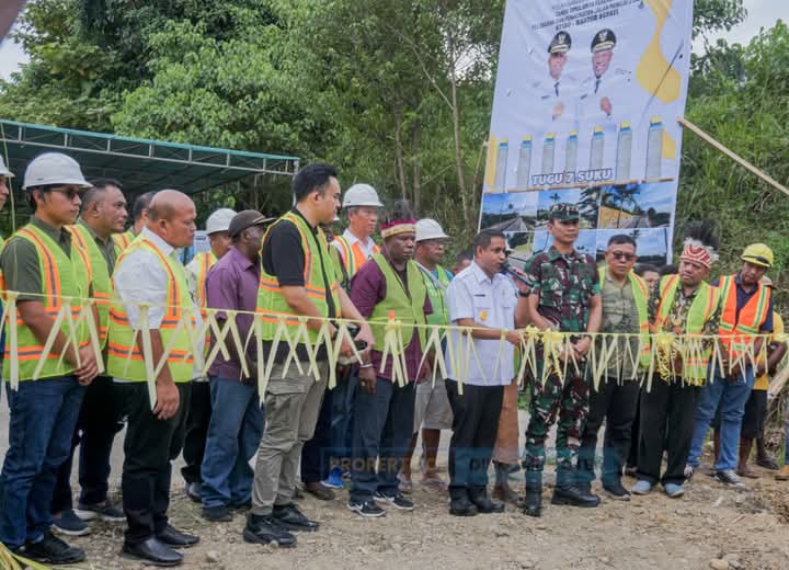 Bupati Teluk Bintuni, Yohanis Manibuy saat meresmikan dimulainya pembangunan pelebaran dan peningkatan Jalan Dua Jalur ruas Atibo menuju Kantor Bupati (SP 3).